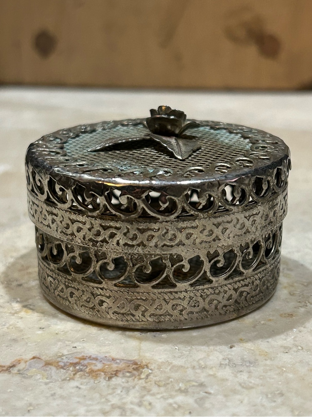vintage silver-plated trinket box featuring a detailed filigree mesh design - Picture 2 of 10